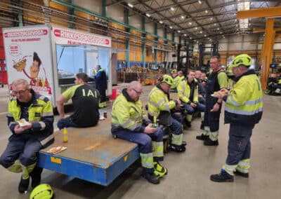 Håndværkere hviler efter at have spist i pølsevognen