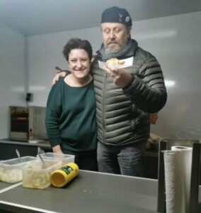 
Rikke spiser pølser med Morten Ingemann